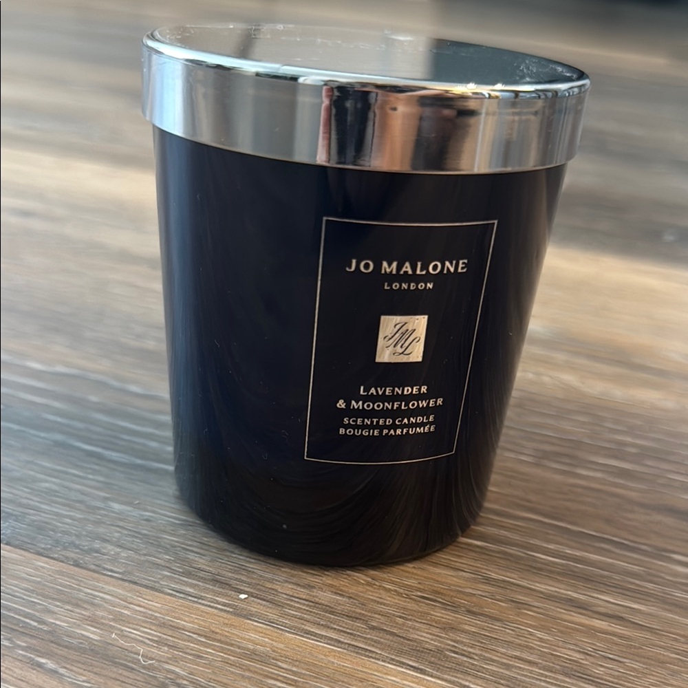 Jo Malone lavender and moonflower candle